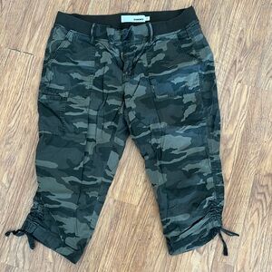 Women’s cargo capri pants